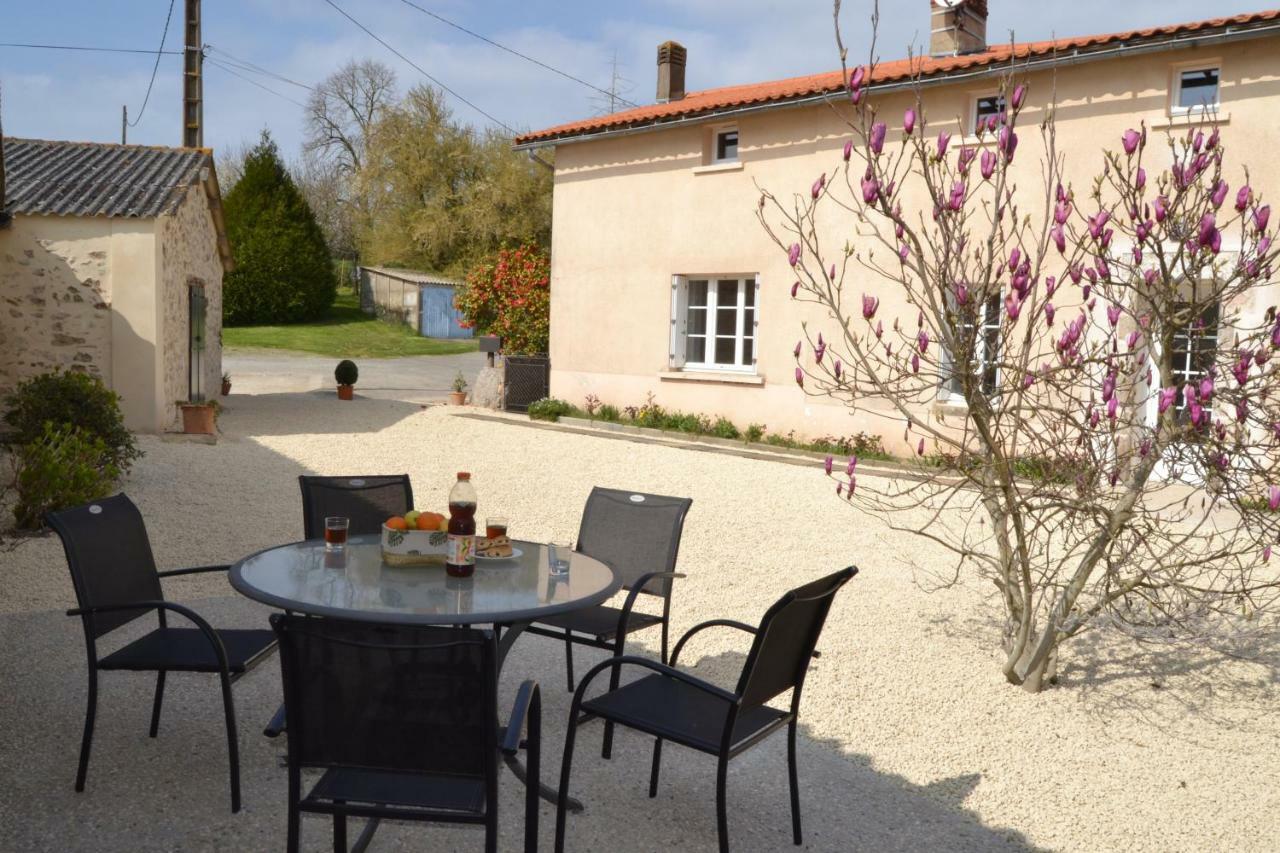Gite De La Foye - Le Magnolia Combrand Exterior foto